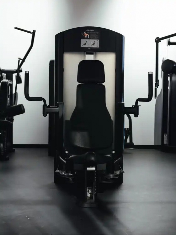 Life Fitness krachtapparaat met zitting, rugsteun en handgrepen bij Vital-GO.