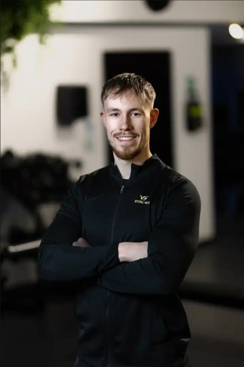 Colin, personal trainer bij Vital-GO, op de trainingsvloer.