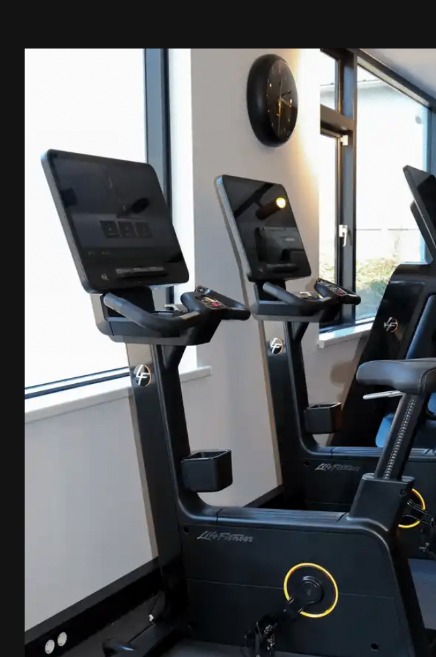 Life Fitness Symbio fietsen met displays bij het raam van Vital-GO.